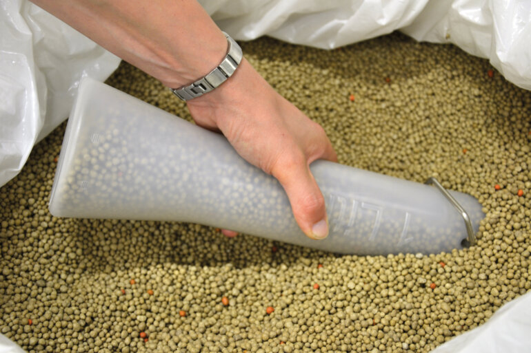 Vicon-Spreader-Measuring-Set-Step-02-gnxi2elc7d